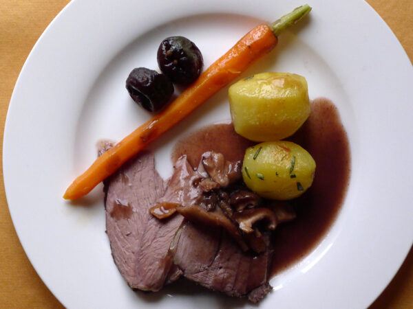 Lammkeule, Rotweinjus, Rosmarinkartoffeln Lammkeule, Rotweinjus, Rosmarinkartoffeln