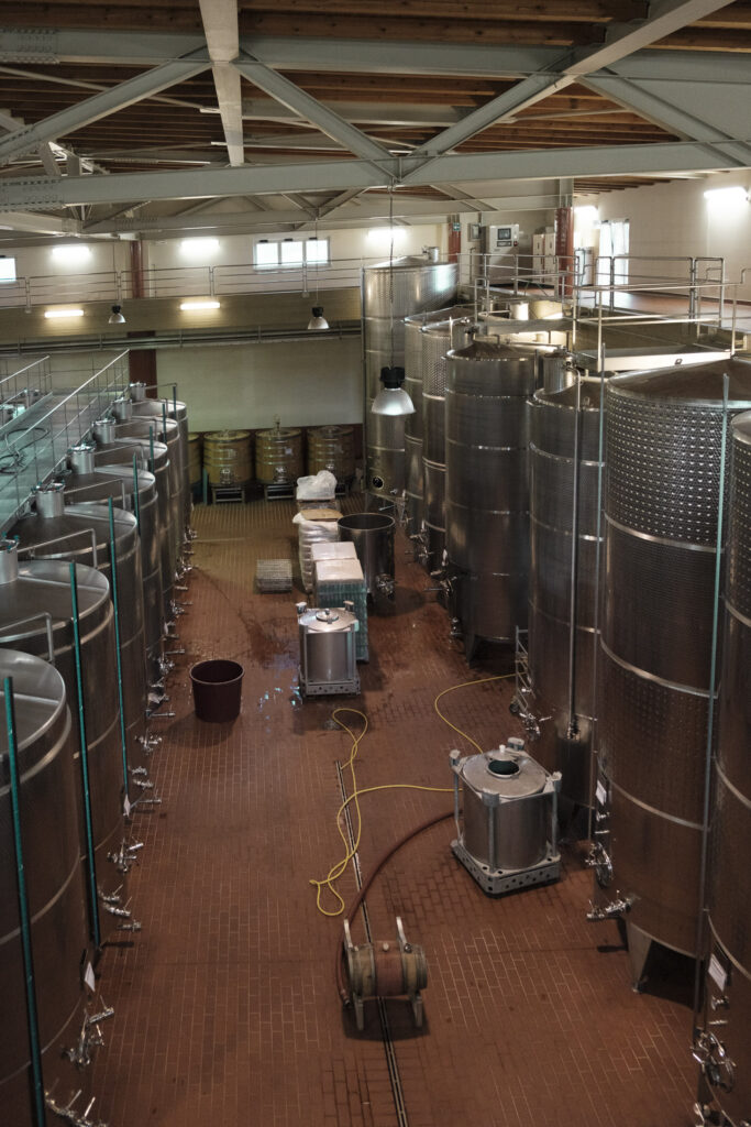 Die Stahltanks, ebenerdig