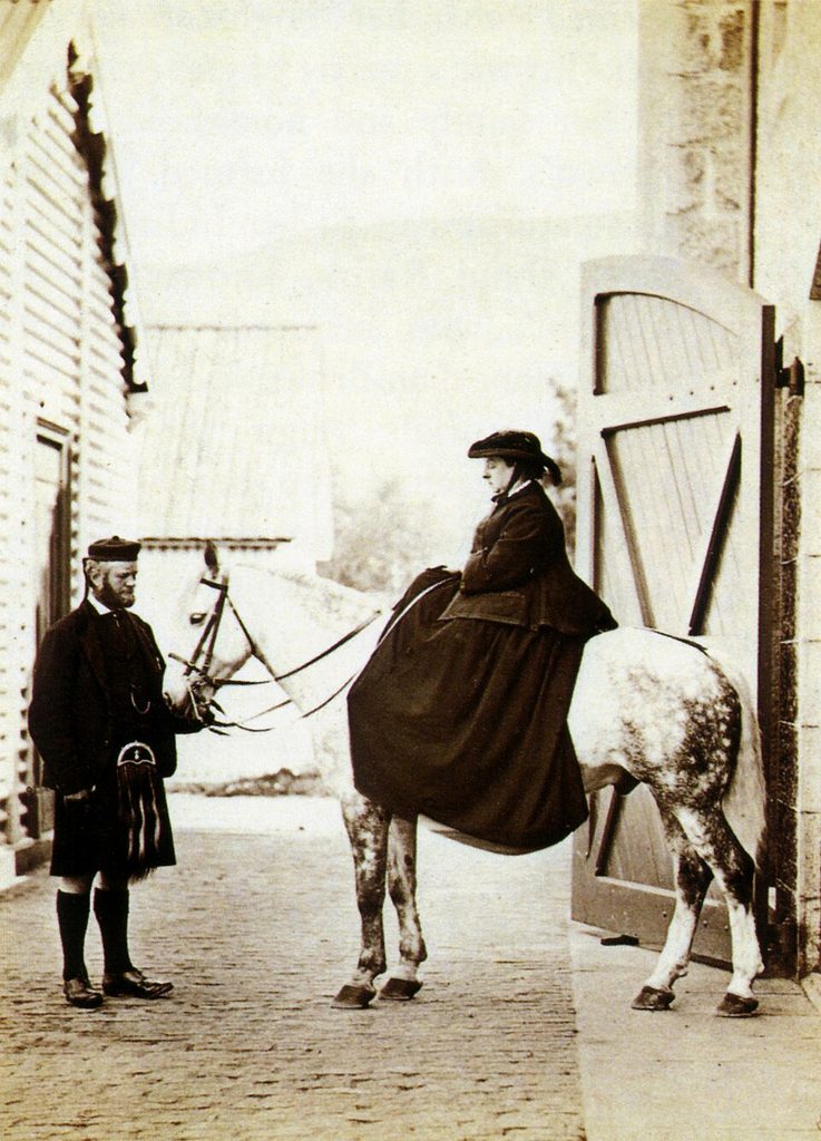 Queen Victoria zu Pferde, ob das, wie in der Reportage beschrieben "Flora" ist, lässt sich nicht feststellen.