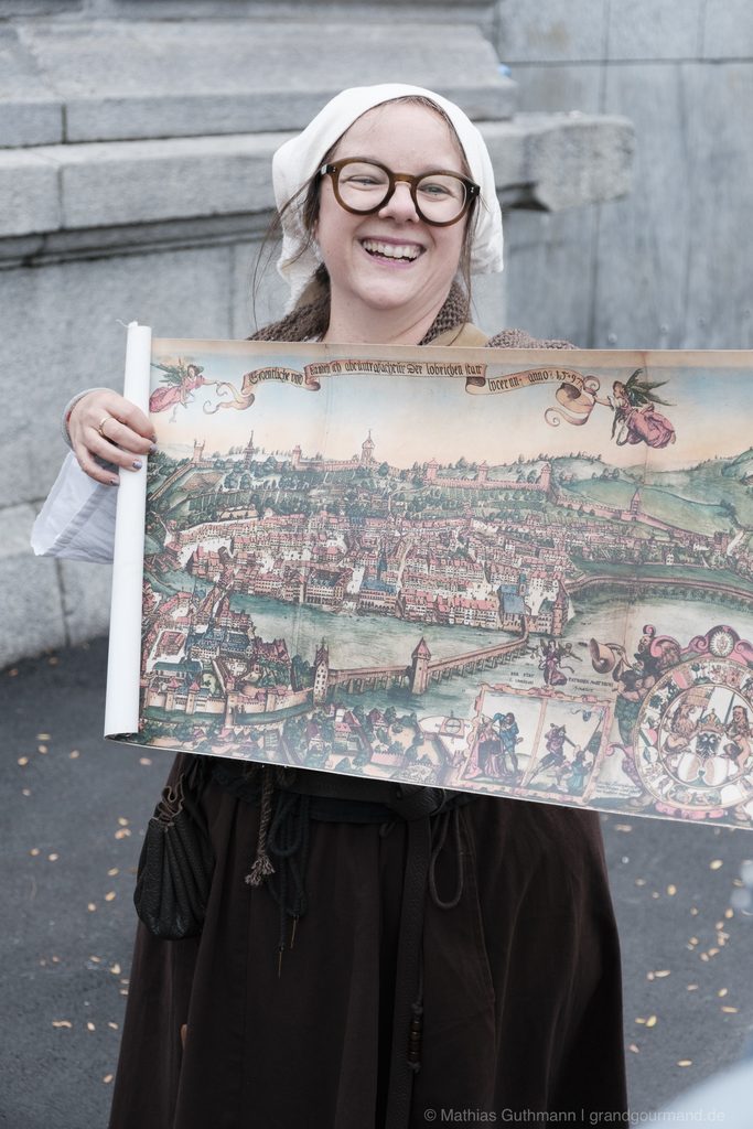 Clara Müller (Künstlername) führt uns eloquent durch das mittelalterliche Luzern